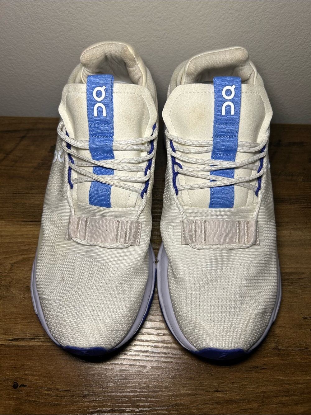 On Running men’s Sneakers in Cream with Blue Accents